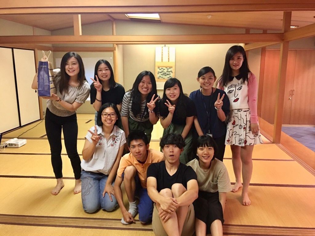 與大阪學院同學進行交流合影